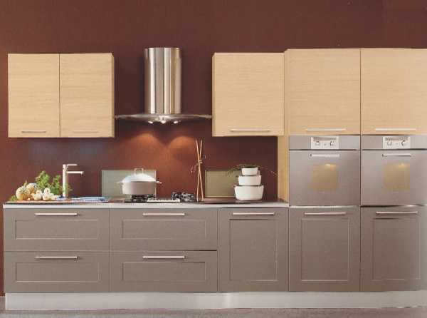 Cucina moderna in stile minimalista realizzabile in diverse soluzioni modulari con la possibilit di comporre insieme le diverse tipologie di antine, tutte disponibili nelle finiture rovere sbiancato, laccato lucido e laccato opaco.